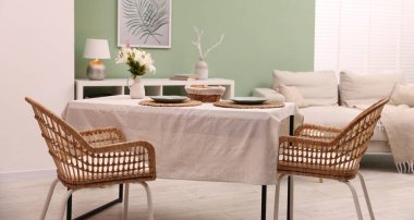 Yemek odasında sandalye ve dekor olan şık bir masa. İç tasarım