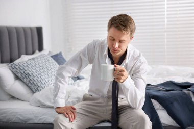 Kahveli üzgün genç adam evde hazırlanıyor.