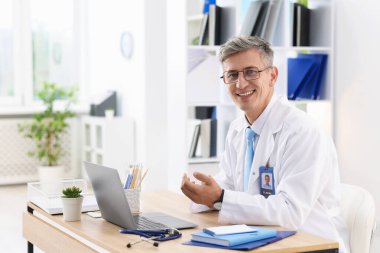 Teletıp. Doktor, bilgisayarla hastayla içeride görüntülü konuşma yapıyor.