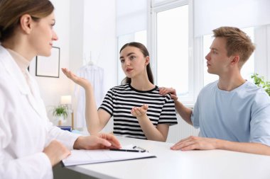 Tüp bebek (tüp bebek). Çiftin üreme kliniğinde doktorla randevusu var.