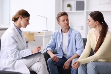 Tüp bebek (tüp bebek). Çiftin üreme kliniğinde doktorla randevusu var.