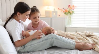 Evde yeni doğmuş bebekleri olan ablalar.