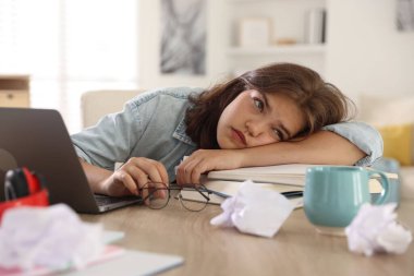 Kapalı alanda sınava hazırlanan yorgun öğrenci.