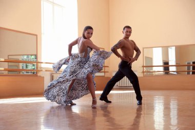 Stüdyoda birkaç profesyonel dansçı eğitimi.