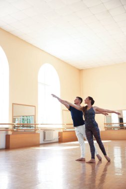 Stüdyoda birkaç profesyonel dansçı eğitimi.