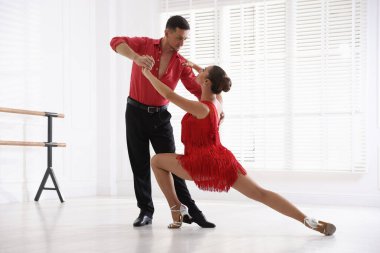 Stüdyoda birkaç profesyonel dansçı eğitimi.