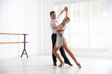 Stüdyoda birkaç profesyonel dansçı eğitimi.