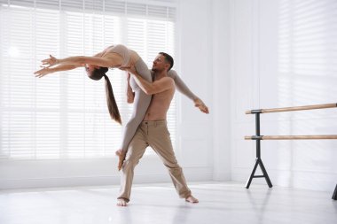 Stüdyoda birkaç profesyonel dansçı eğitimi.