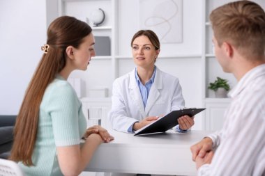 Tüp bebek (tüp bebek). Çiftin üreme kliniğinde doktorla randevusu var.