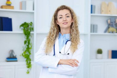 Steteskopu hastanede olan profesyonel çocuk doktorunun portresi.