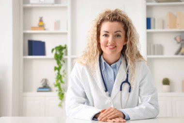 Pediyatrist hastayla görüntülü görüşme yapacak.