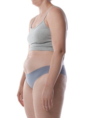 Beyaz arka planda kötü duruşu olan kadın, yakın plan.