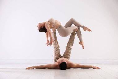 Stüdyoda birkaç profesyonel dansçı eğitimi.