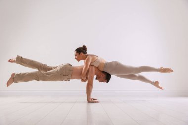 Stüdyoda birkaç profesyonel dansçı eğitimi.