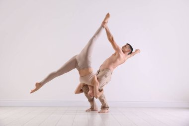 Stüdyoda birkaç profesyonel dansçı eğitimi.