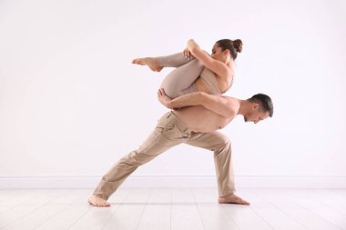 Stüdyoda birkaç profesyonel dansçı eğitimi.