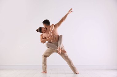 Stüdyoda birkaç profesyonel dansçı eğitimi.