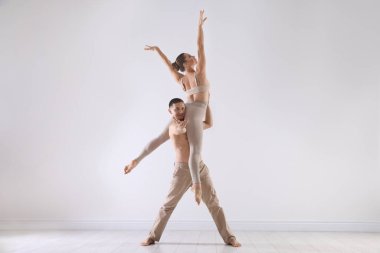 Stüdyoda birkaç profesyonel dansçı eğitimi.