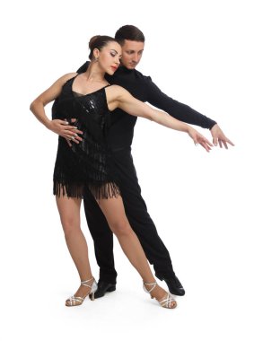 Beyaz arka planda birkaç profesyonel dansçı.