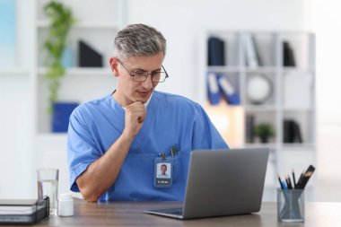 Teletıp. Doktor, bilgisayarla hastayla içeride görüntülü konuşma yapıyor.