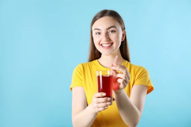 Serinletici içeceği ve samanı açık mavi arka planda olan kadın, metin için boşluk