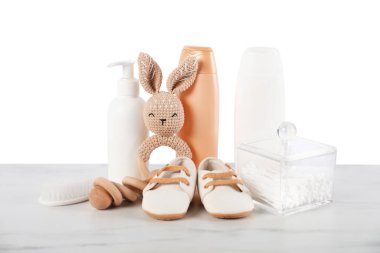 Beyaz arka planda farklı bebek aksesuarları ve oyuncakları