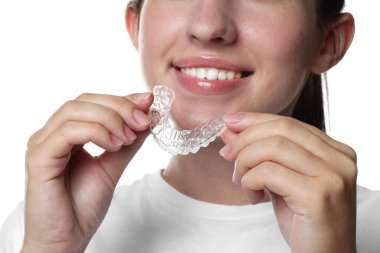 Beyaz arka planda diş hizalayan gülümseyen kadın, yakın plan.