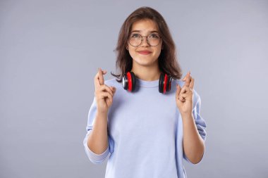 Öğrenci gri arka planda şans diliyor. İyi bir sınav sonucu için umut