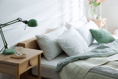 Yatağın yanında dekoru olan komodinlerin yanına.