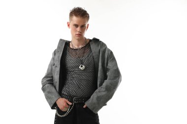 Beyaz arka planda şık ceket giyen yakışıklı genç adam.