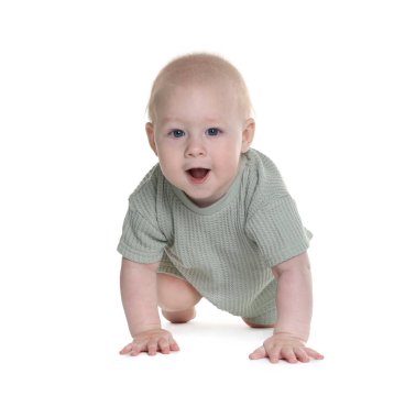 Beyaz arka plan üzerinde sürünerek şirin bebek