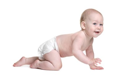 Beyaz arka plan üzerinde sürünerek şirin bebek
