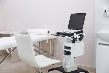 Modern ultrason makinesi ve klinikte muayene yatağı