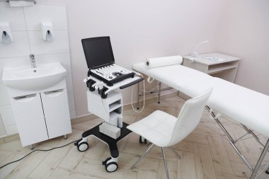 Modern ultrason makinesi ve muayene odası yukarıda.