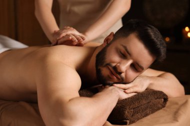 Adam spa salonunda masaj yaptırıyor.