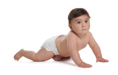 Beyaz arka planda bebek bezi takmış şirin bir bebek.