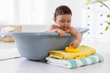 Evde küvette banyo yapan şirin bir bebek.