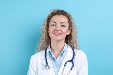 Açık mavi arka planda steteskobu olan bir çocuk doktoru.