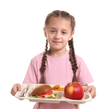 Beyaz arka planda lezzetli yemekleri olan küçük bir kız.