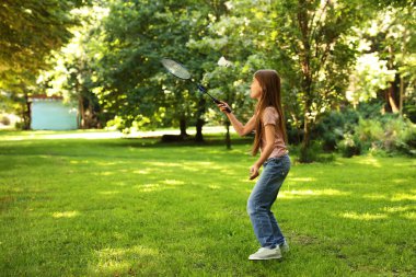 Parkta badminton oynayan tatlı küçük kız.