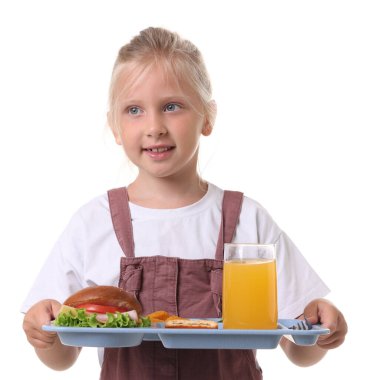 Beyaz arka planda lezzetli yemekleri olan küçük bir kız.