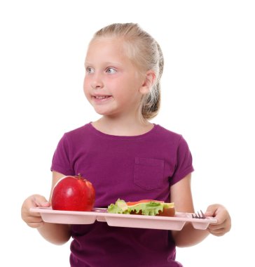 Beyaz arka planda lezzetli yemekleri olan küçük bir kız.