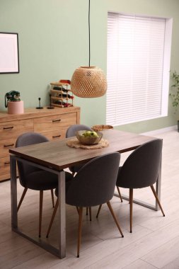 Yemek odasında sandalyeler ve elmalar olan ahşap masa. İç tasarım