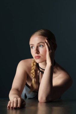 Siyah arka planda at kuyruklu güzel kadın poz veriyor.