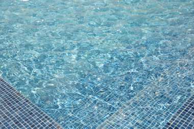 Temiz mavi suyu olan yüzme havuzu. Yaz tatili