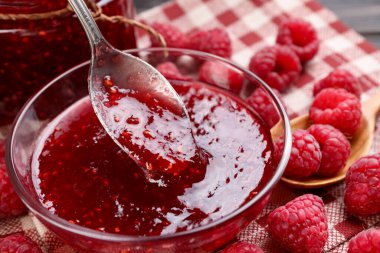 Cam kaseden kaşıkla ahududu reçeli alıp yakın plan çekiyoruz.