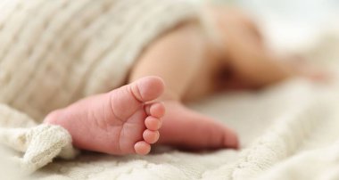 Yeni doğmuş şirin bir bebek, yatağında uzanıyor, yakın plan. Metin için boşluk