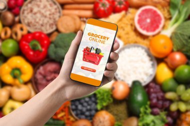 Yemek servisi. İnternetten alışveriş siparişi vermek için cep telefonu uygulaması kullanan bir adam.