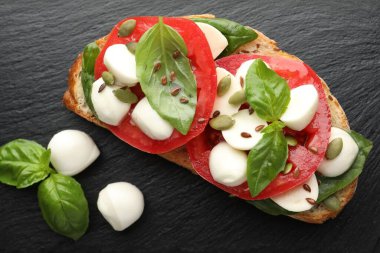 Peynirli, domatesli ve fesleğenli nefis bir sandviç.