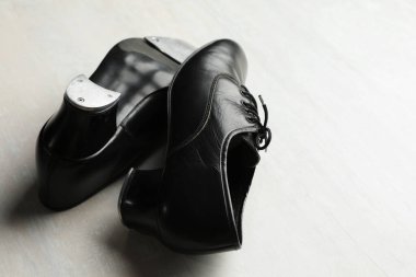 Beyaz ahşap zeminde step dansı için bir çift ayakkabı, yakın plan. Metin için boşluk